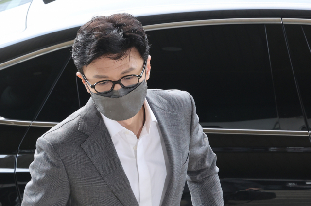 한동훈 법무부 장관이 18일 오전 정부과천청사 법무부에 출근하고 있다. 연합뉴스