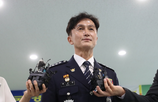 23일 오후 충남 아산 경찰인재개발원에서 열린 전국 경찰서장 회의가 끝나고 류삼영 울산 중부경찰서장(총경)이 회의 결과를 밝히고 있다. 연합뉴스