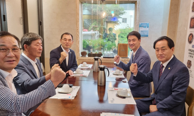 오른쪽에서부터 서도원 달성군의회 의장, 최재훈 달성군수, 김부영 창녕군수, 김재한 창녕군의회 의장, 곽동환 달성군의원. 달성군 제공