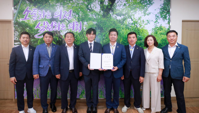 경북 성주군의회는 정책지원관(사진 왼쪽에서 네번째) 1명을 임용했다. 성주군의회 제공