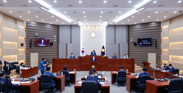 경북 성주군의회가 성주군의 추경예산을 심의하고 있다, 성주군의회 제공
