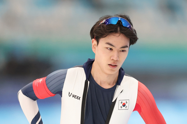 2022 베이징동계올림픽 스피드스케이팅 남자 1,500ｍ 동메달리스트인 김민석이 지난 7월 음주 후 차량을 끌고 진천선수촌에 입촌하다 사고를 냈다. 대한빙상경기연맹 등에 따르면, 김민석은 지난 7월 22일 밤 대표팀 동료 3명과 함께 선수촌 인근에서 저녁 식사를 하면서 음주한 뒤 개인 차량에 동료 선수들을 태우고 선수촌에 입촌하는 과정에서 선수촌 내 도로 보도블록 경계석과 충돌하는 사고를 냈고, 선수촌 관계자에게 음주한 사실이 적발됐다. 연합뉴스