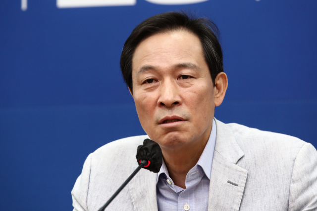 더불어민주당 우상호 비상대책위원장이 24일 오전 국회에서 기자간담회를 하고 있다. 연합뉴스