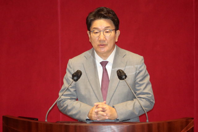 국회 운영위원장에 선출된 권성동 의원이 22일 서울 여의도 국회에서 열린 본회의에서 당선인사를 하고 있다. 연합뉴스