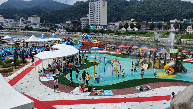 23일 개장한 예천 한천 어린이 물놀이장을 찾은 방문객들이 물놀이를 즐기고 있다. 윤영민 기자