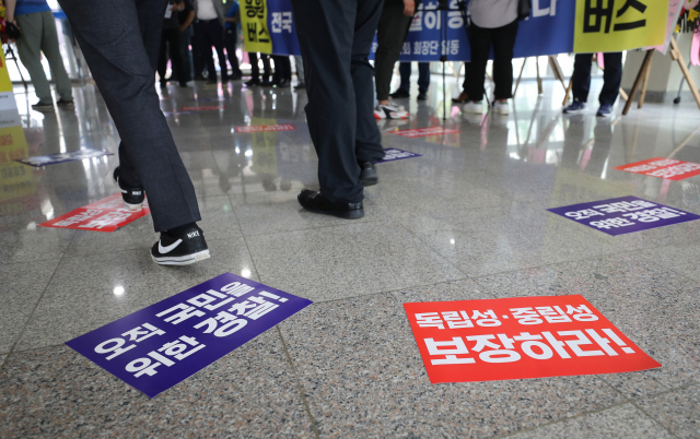 23일 오후 2시 전국 경찰서장 회의가 열리는 충남 아산 경찰 인재개발원 최규식홀 로비 바닥 위에 경찰의 독립성을 강조하는 푯말이 흩뿌려져 있다. 연합뉴스