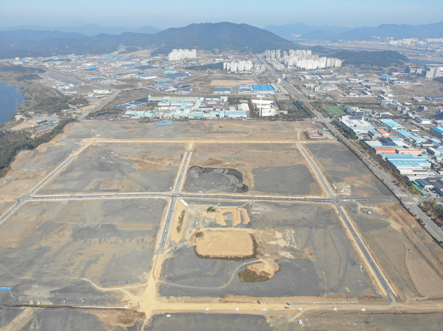 대구시와 한국토지주택공사가 달성군 구지면에 있는 14필지 약 22만3천㎡의 대구국가산단 2단계 산업용지를 분양한다. 다음 달 8월 8일부터 9일까지 신청받고 18일 입주 기업을 발표한다. 사진은 해당 부지 항공 사진. 대구시 제공