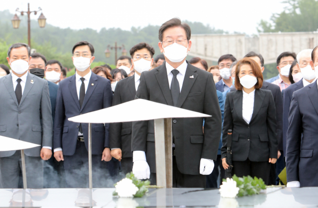 더불어민주당 유력 당권주자인 이재명 상임고문이 예비경선을 나흘 앞둔 24일 오후 광주 북구 운정동 국립5·18민주묘지를 찾아 참배하고 있다. 연합뉴스