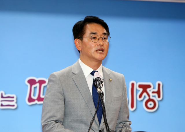 더불어민주당 당권 도전에 나선 박용진 의원이 20일 제주도의회 도민카페에서 기자간담회를 열어 당 대표 선거와 지역 현안 등에 대한 입장을 밝히고 있다. 연합뉴스
