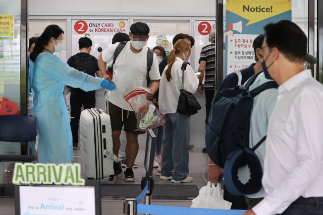 24일 인천국제공항 제1여객터미널 입국자 코로나19 검사센터가 해외입국자들로 붐비고 있다. 방역당국은 기존 입국 3일 이내 PCR 검사를 받으면 됐던 방안을 내일 25일부터는 입국 1일 이내 검사를 받도록 강화한다고 이날 밝혔다. 연합뉴스