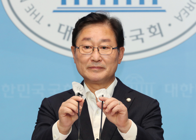 더불어민주당 윤석열정권 법치농단저지대책단 박범계 단장이 15일 국회 소통관에서 열린 유병호 감사원 사무총장 주취 폭행 의혹 보도 관련 기자회견에서 유 사무총장의 해명을 요구하고 있다. 연합뉴스