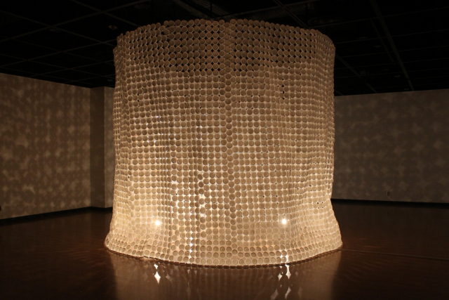 김송리, 2021, Plastic Ego No.6(전면), 가변설치, 커피컵뚜껑. 대구문화재단 제공