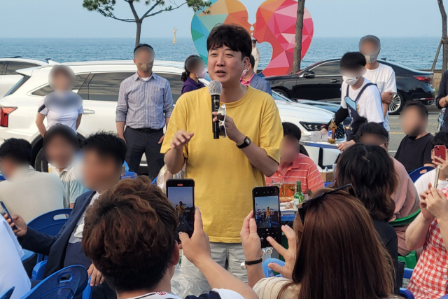 지난 24일 저녁 경북 포항 송도해변 한 통닭식당에서 국민의힘 이준석 대표가 지지자나 포항시민과 치킨을 나눠 먹으며 대화하는 