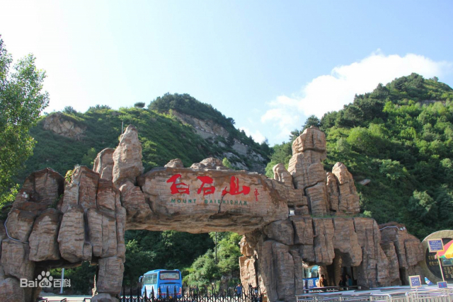 갈석산碣石山: 한무제가 넘어와서 낙랑군을 설치했던 하북성 보정시에 있는 갈석산, 산정상에 삐쭉삐쭉 서 있는 돌들이 마치 빗돌(碣石)처럼 생겼다. 현재는 백석산白石山으로 불린다.