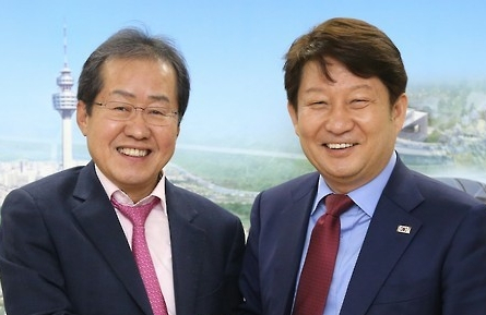 2017년 2월 23일 대구시청에서 당시 경남도지사로 있던 홍준표 현 대구시장과 당시 권영진 대구시장. 연합뉴스