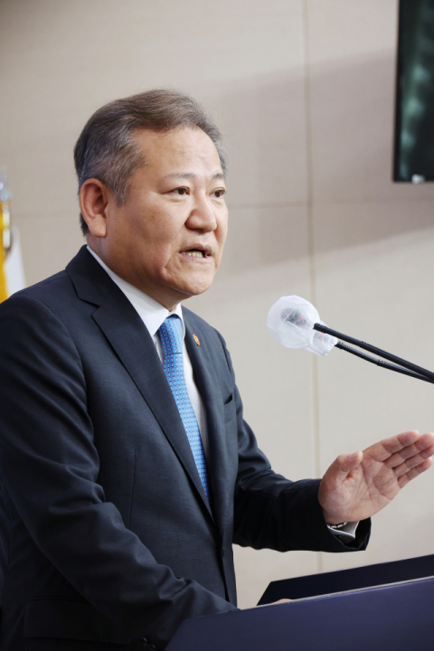 이상민 행정안전부 장관이 25일 오전 정부서울청사 브리핑실에서 최근 경찰서장 회의에 대한 입장을 말하고 있다. 이 장관은 이날 오전 정부서울청사로 출근하며 연합뉴스 기자와 만나 경찰국 추진에 반대하는 전국 경찰서장 회의를 두고 