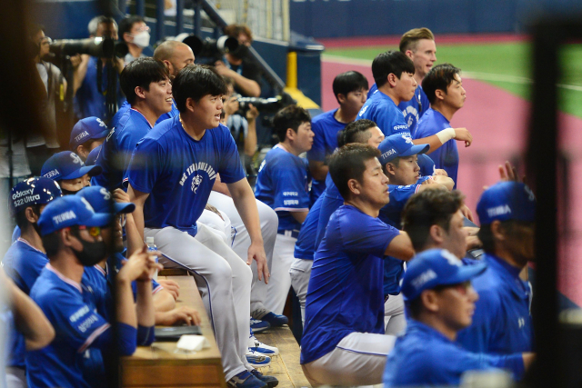24일 고척스카이돔에서 열린 키움히어로즈와 경기에서 8대0 승리를 거둔 삼성라이온즈 선수단이 더그아웃에서 그라운드를 지켜보고 있다. 삼성라이온즈 제공