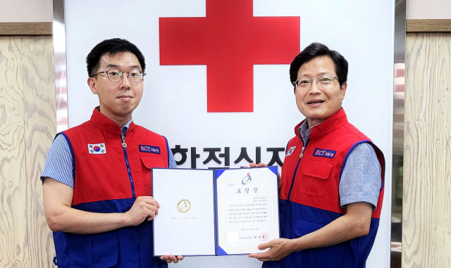 박용욱(왼쪽) 상서중학교 RCY 지도교사와 이병인 대구적십자사 RCY본부장이 표창 수상을 기념해 촬영하고 있다.