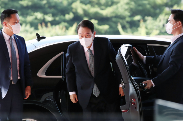 윤석열 대통령이 25일 오전 서울 용산 대통령실 청사로 출근하고 있다. 연합뉴스