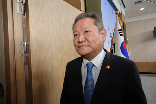 이상민 행정안전부 장관이 25일 오전 정부서울청사 브리핑실에서 행정안전부 내 경찰국 신설 및 최근 전국경찰서장 회의에 대한 입장 발표를 마치고 이동하고 있다. 이 장관은 이날 오전 정부서울청사로 출근하며 연합뉴스 기자와 만나 경찰국 추진에 반대하는 전국 경찰서장 회의를 두고 