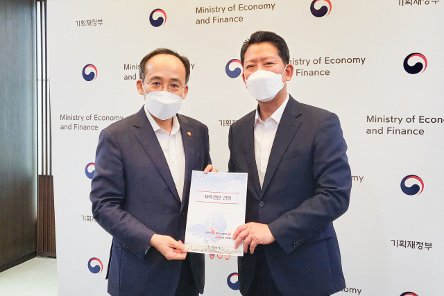 김장호 구미시장(오른쪽)이 25일 기재부를 방문해 추경호 기획재정부 장관을 만나 지역현안 문제를 해결하기 위한 논의를 진행했다. 구미시 제공