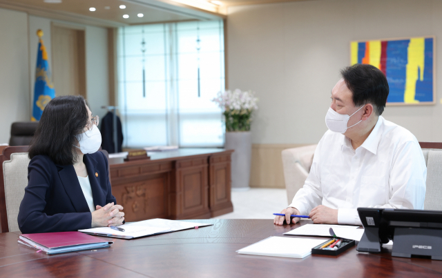 윤석열 대통령이 25일 서울 용산 대통령실 청사 집무실에서 김현숙 여성가족부 장관으로부터 부처 업무보고를 받고 있다. 연합뉴스