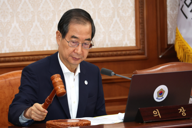 한덕수 국무총리가 26일 오전 정부서울청사에서 행정안전부 내 경찰국 신설을 위한 시행령 개정안이 상정되는 국무회의를 개회하며 의사봉을 두드리고 있다. 연합뉴스