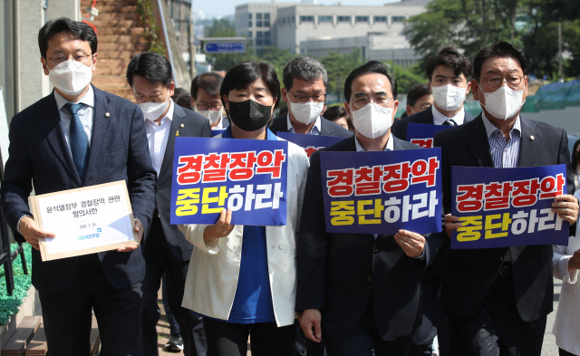 더불어민주당 박홍근 원내대표와 서영교 경찰장악 저지대책단장 등이 26일 오전 서울 용산구 대통령 집무실 인근에서 