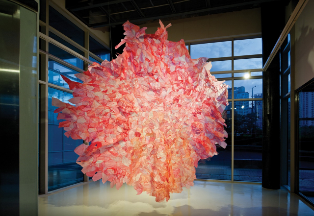 반주영, Life(ongoing project), approx 394x372cm, hand sewing work, tracing paper, thread, acrylic, 2004~2022.