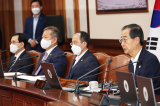 한덕수 국무총리(오른쪽)가 26일 오전 정부서울청사에서 행정안전부 내 경찰국 신설을 위한 시행령 개정안이 상정되는 국무회의를 주재하고 있다. 연합뉴스
