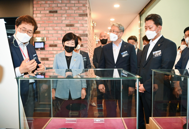 한화진(왼쪽 두 번째) 환경부 장관, 박재현(왼쪽 세 번째) 한국수자원공사 사장, 김장호(왼쪽 네 번째) 구미시장 등이 반도체용 초순수 실증플랜트 구축사업 현장인 구미국가산단 내 SK실트론 구미2공장을 찾아 사업 설명을 듣고 있다. 구미시 제공