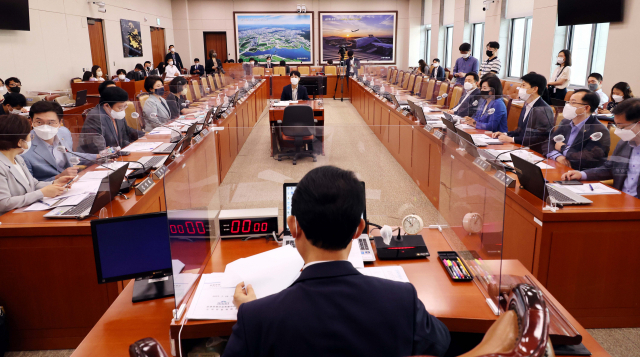 26일 국회에서 열린 민생경제안정특별위원회 1차 전체회의에서 의원들이 발언하고 있다. 연합뉴스