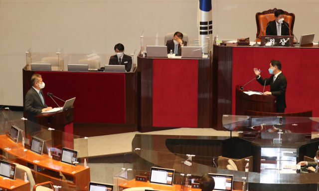 이상민 행정안전부 장관이 25일 오후 국회에서 열린 정치·외교·통일·안보 분야 대정부질문에서 더불어민주당 박범계 의원의 질문을 듣고 있다. 연합뉴스