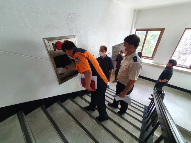 26일 대구 중부소방서 소방관들이 대구경북혈액원에 대해 합동점검을 실시하고 있다. 중부소방서 제공
