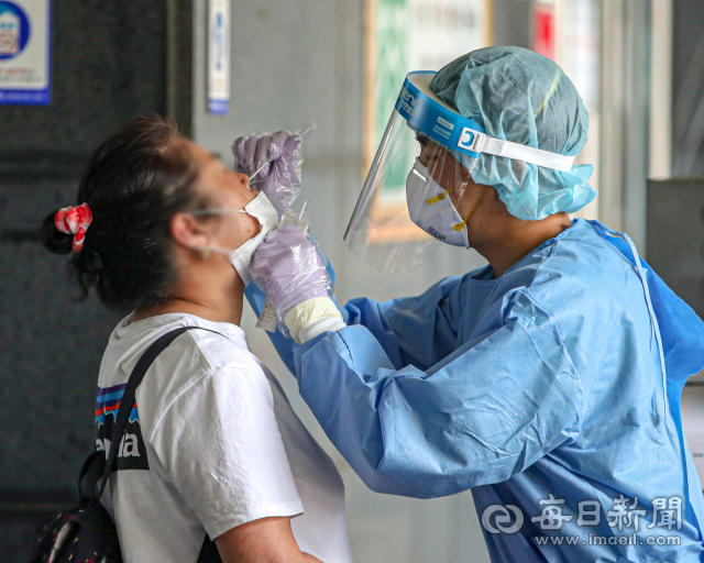 코로나19 일일신규 확진자가 10만 명에 육박하면서 97일 만에 최다치를 기록한 26일 오전 대구 동구보건소 선별진료소를 찾은 한 시민이 PCR 검사를 받고 있다. 안성완 기자 asw0727@imaeil.com