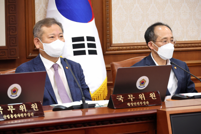 추경호 경제부총리 겸 기획재정부 장관(오른쪽)과 이상민 행정안전부 장관이 26일 오전 정부서울청사에서 행정안전부 내 경찰국 신설을 위한 시행령 개정안이 상정되는 국무회의에 참석하고 있다. 연합뉴스