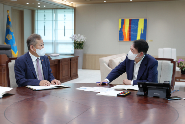 윤석열 대통령이 26일 오후 서울 용산 대통령실 청사에서 이상민 행정안전부 장관으로부터 부처 업무보고를 받고 있다. 연합뉴스