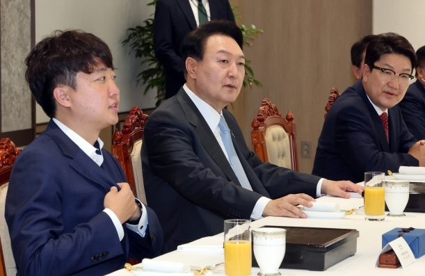 지난 6월 10일 용산 대통령실 청사에서 진행된 국민의힘 지도부 초청 오찬 간담회. 왼쪽부터 이준석 국민의힘 대표, 윤석열 대통령, 권성동 국민의힘 원내대표 겸 당 대표 직무대행. 세 사람이 함께 모인 비교적 최근 사진이다. 이로부터 약 한 달 후인 7월 8일 이준석 대표는 당 윤리위로부터 징계를 받아 당 대표 직무가 정지됐다. 연합뉴스