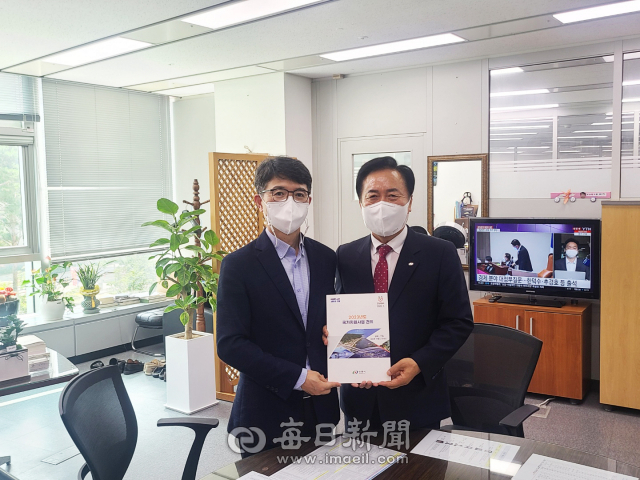 권기창 안동시장(오른쪽)이 26일 기획재정부 김완섭 예산실장을 만나 지역 현안사업을 설명하고 국비 지원을 건의했다. 사진은 면담회가 끝난 후 기념촬영을 하는 모습. 안동시 제공