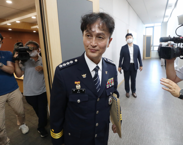 26일 오후 류삼영 총경이 기자회견을 마치고 울산시청 프레스센터를 나서고 있다. 연합뉴스