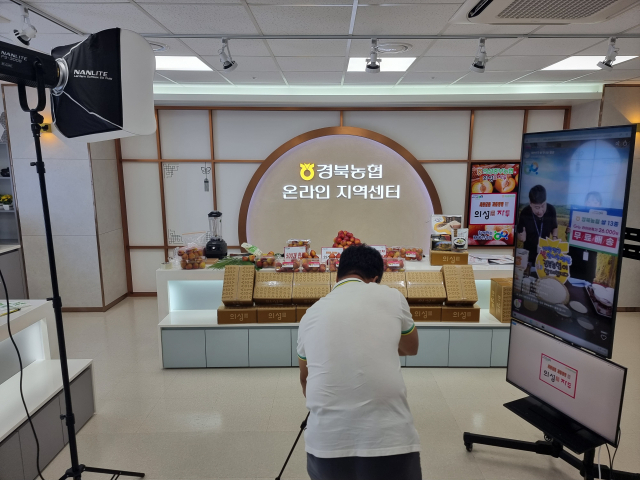 경북농협은 26일 경북농협 온라인지역센터를 열고 양질의 경북 농축산물을 국내 다수 온라인몰에 입점해 판매하며 라이브커머스 방송으로 실시간 판매를 한다고 밝혔다. 경북농협 제공