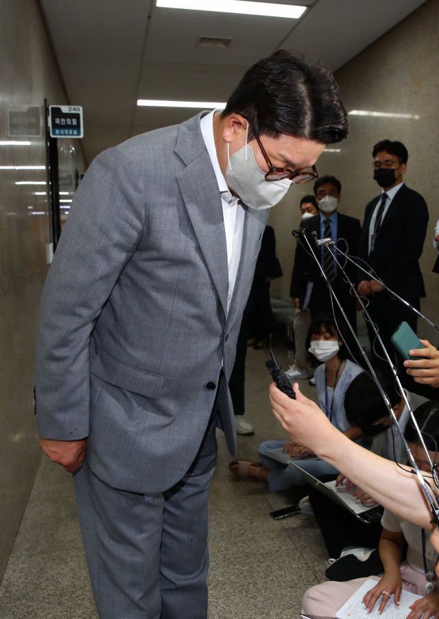 국민의힘 권성동 당 대표 직무대행 겸 원내대표가 27일 국회로 출근하며 윤석열 대통령과의 문자내용 공개와 관련해 입장을 밝힌 뒤 고개 숙여 사과하고 있다. 연합뉴스