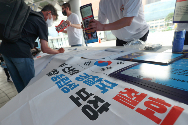 경찰직장협의회 관계자들이 27일 오전 서울역에서 경찰국 신설 반대 대국민 홍보 및 국회 입법청원을 위한 10만 서명운동을 하고 있다. 연합뉴스