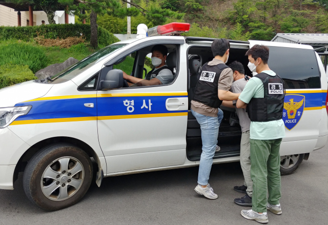 영천경찰서 경찰관들이 민생침해범을 검거해 호송 차량에 태우고 있다. 영천경찰서 제공