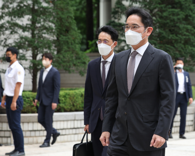 회계 부정과 부당 합병 혐의로 재판 중인 이재용 삼성전자 부회장이 22일 오전 서울 서초구 서울중앙지법에서 열린 1심 속행공판에 출석하기 위해 법정으로 향하고 있다. 연합뉴스