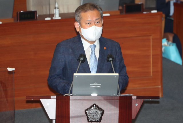 이상민 행정안전부 장관이 27일 오후 국회에서 열린 교육·사회·문화 분야 대정부질문에서 더불어민주당 한정애 의원의 질문에 답하고 있다. 연합뉴스