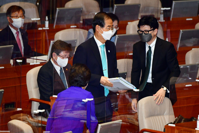 한덕수 국무총리가 27일 오후 국회에서 열린 교육·사회·문화 분야 대정부질문에 출석하고 있다. 연합뉴스
