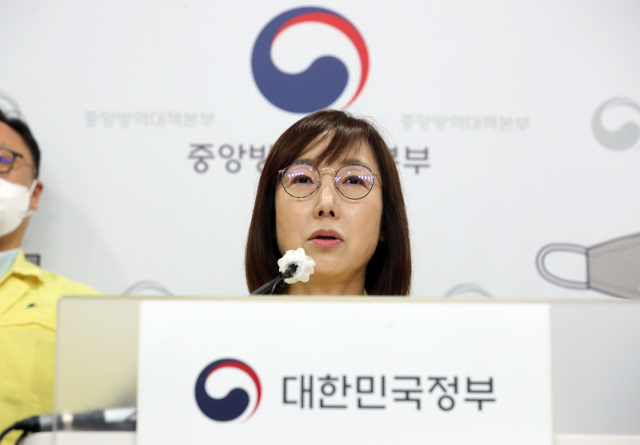 백경란 질병관리청장이 27일 충북 오송 질병관리청 브리핑실에서 코로나19 재유행에 따른 부처별 대응 방안을 발표하고 있다. 이날 브리핑은 보건복지부, 질병관리청, 고용노동부 등 7개 정부 부처 합동으로 진행됐다. 연합뉴스