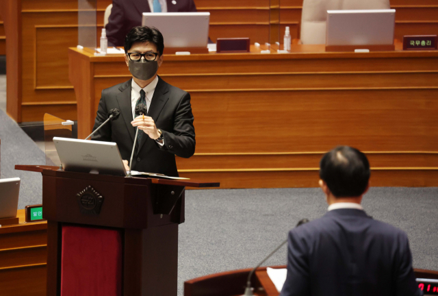 한동훈 법무부 장관이 27일 서울 여의도 국회에서 열린 교육·사회·문화 대정부질문에서 국민의힘 이만희 의원의 질문에 답변하고 있다. 연합뉴스