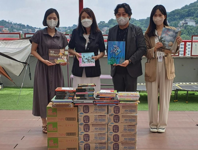 종로구 보육시설을 찾아 도서와 제품을 기부하는 매일유업 상하서당 회원과 선덕원 관계자